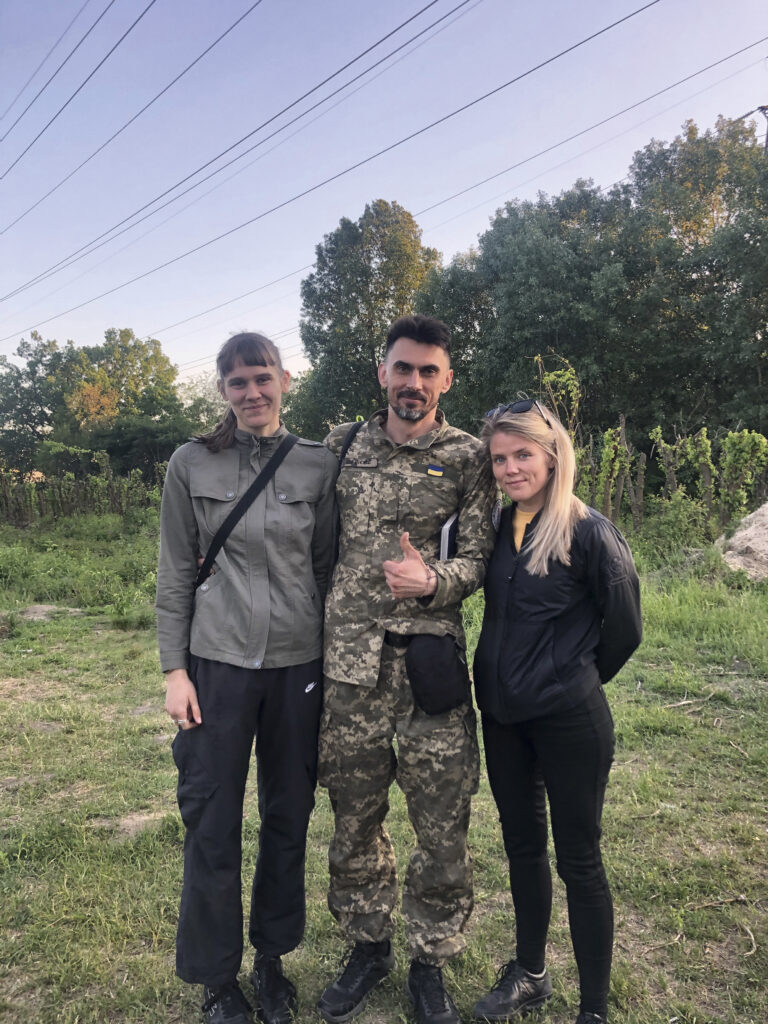 Maria, Elo ja KOLESO keskuse tegevjuht Ukrainas taktikalise meditsiini koolitusel. Foto: erakogu