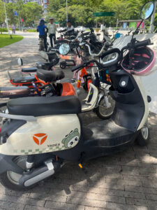 Kõikjal on motorollerid.