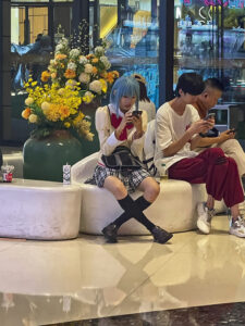 Kostümeeritud poekülastajad.