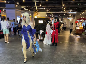 Kostümeeritud poekülastajad.