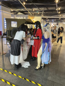 Kostümeeritud poekülastajad.