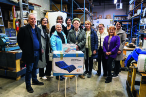 Grupipilt insener Lembit Maimetsaga tehases, vasakult Allan Meiusi, Krista Staškevitš, Imbi Sagar, Tiina Tambaum, Merle Varik, Lembit Maimets, Tiina Uusma, Pia Hess, Kristiina Valtri, Heli Kaldas.