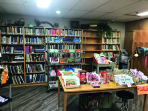 Raamatukogu Ehatares, kus lisaks eestikeelsete raamatute laenutamisele saab osta ka Kalevi maiustusi.