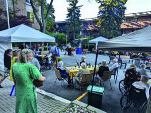 Ehatares on olulisel kohal sotsiaalne aktiivsus. Suvel toimuvad üritused ka vabas õhus.