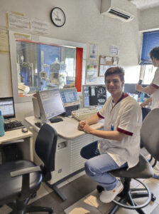 Radioloogiatehniku teise kursuse tudeng õppepraktikal kompuutertomograafia kabinetis.