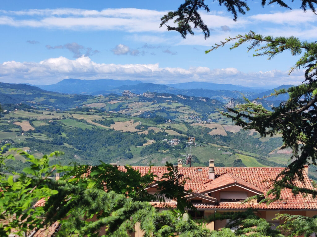 Vaade San Marino mäelt Itaalia mägismaale.