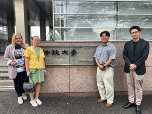 Tokyos kohtuti Hosei Ülikooli professor Eisuke Ochiga (pildil paremal).