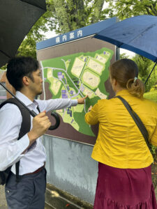 Doshua Ülikooli kaasprofessor Taku Wakahara (vasakul) tutvustamas ülikoolilinnakut, kus lisaks õppehoonele ja teaduslaboritele mitu pesapalliväljakut, ragbi-, jalgpalli-, softballi-, Ameerika jalgpalli ja hokiväljak, tall hobustega, lasketiir, mitu vibulaskeala, kergejõustiku­staadion, mitu spordihalli ja palju muud.