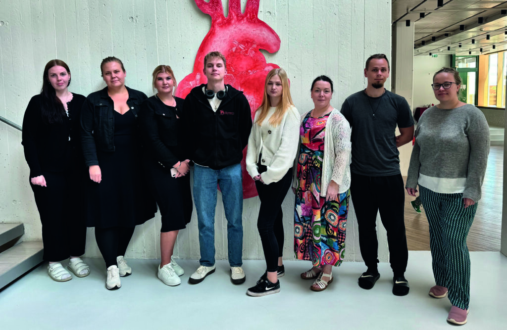 O22 rühmavanemate ühispilt suurema osa kursuse rühmavanematega (vasakult Iris Olivia Tamm, Laura Liblik, Karolin Puranen, Gustav Klaasen, Maris Ilves, Merle Oks, Mihkel Mitt, Terhi Eliise Siitam).