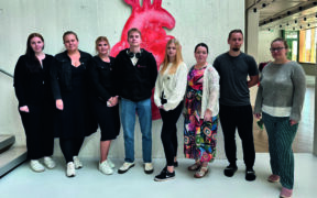 O22 rühmavanemate ühispilt suurema osa kursuse rühmavanematega (vasakult Iris Olivia Tamm, Laura Liblik, Karolin Puranen, Gustav Klaasen, Maris Ilves, Merle Oks, Mihkel Mitt, Terhi Eliise Siitam).