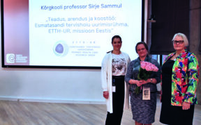 Tartu Tervishoiu Kõrgkooli professor Sirje Sammul (keskel) pärast inauguratsiooniloengut 3. veebruaril. ETTH-UR uurimisrühma kuuluvad kaaslektorid Haide Laurson (paremal) ja Marika Rosin (vasakul) ning lektor Merit Taim.