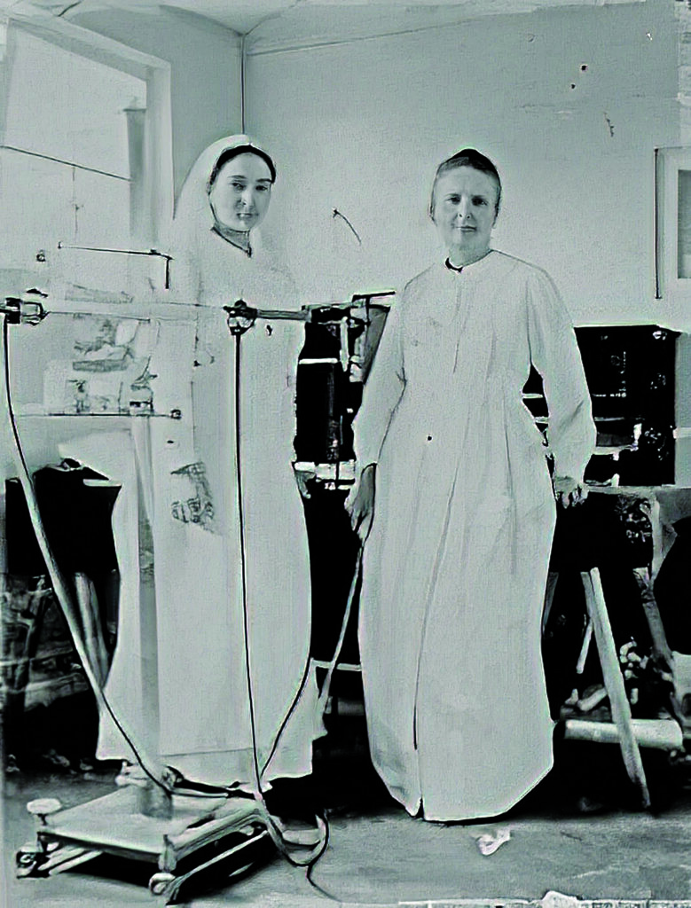 Marie Curie koos tütar Irène`iga röntgenkabinetis. Allikas: https://spectrum.ieee.org/how-marie-curie-helped-save-a-million-soldiers-during-world-war-i